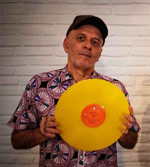 Em Recife, alguns dos fundadores do movimento, como DJ Renato L. e Fred 04, iniciaram um programa de rÃ¡dio chamado DÃ©cadas, que facilitou ainda mais a influÃªncia do rock, principalmente da mÃºsica underground da Inglaterra.