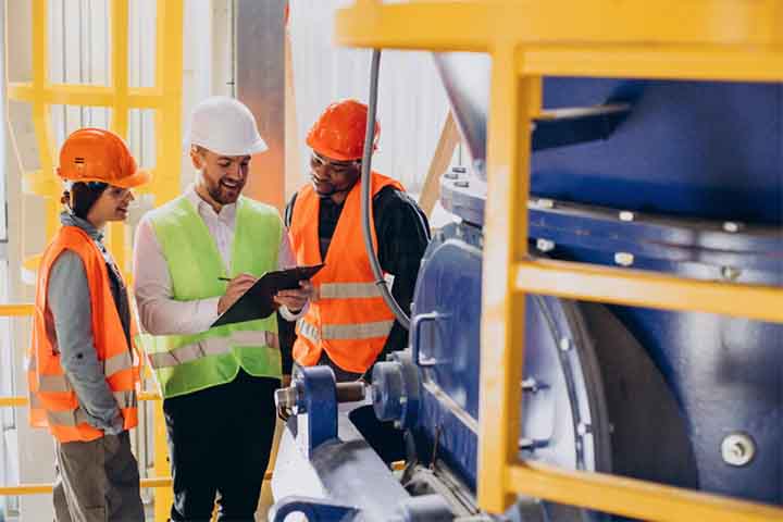 Engenheiros de produção, qualidade, segurança e afins – R$ 9.960 – graduação em Engenharia de Produção ou Segurança no Trabalho (5 anos). Profissionais otimizam processos e garantem eficiência.-Imagem Freepik