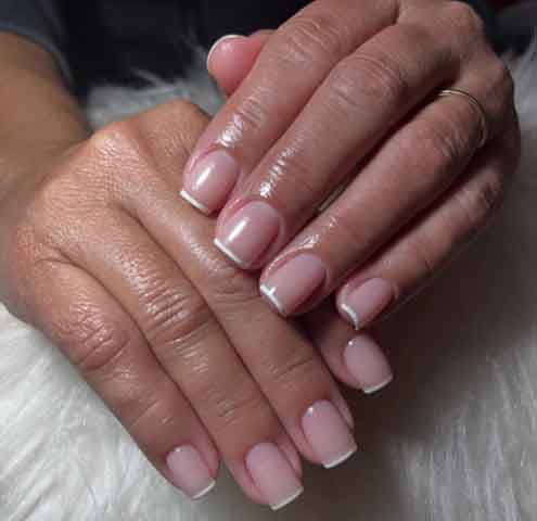 Os tratamentos voltados ao cuidado da saúde das unhas também vêm ganhando força. A blindagem é um dos mais requisitados, pois cria uma camada protetora de gel ou acrílico que reforça a unha natural, evitando descamação e quebras. 
