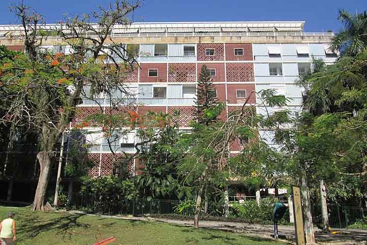 Em termos de patrimônio arquitetônico, o cobogó figura em obras importantes e protegidas. Projetos modernistas de meados do século 20, muitas vezes, incorporavam cobogós com originalidade, mas sofreram intervenções ou descaracterizações ao longo do tempo. 
