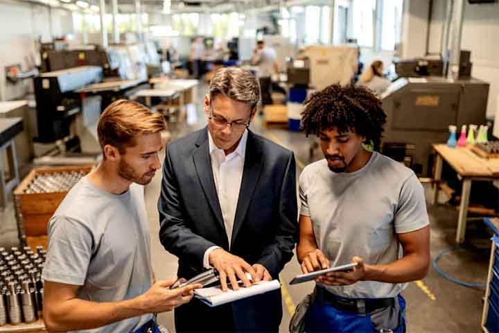 Trabalham em indústrias, logística e consultorias, focando em produtividade e qualidade. A formação versátil abre portas em diferentes setores econômicos.-Imagem Freepik