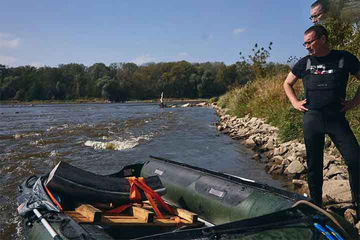 Uma barcaça que transportava os tesouros que haviam sido roubados naufragou no rio, onde os destroços permaneceram por séculos.