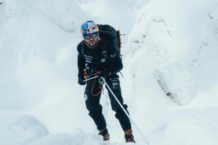 Em vídeo publicado no Instagram, Bargiel celebrou o momento ao dizer que partiria do topo com seus esquis. A expedição organizada pela Seven Summit Treks confirmou que ele chegou ao acampamento base no dia seguinte.