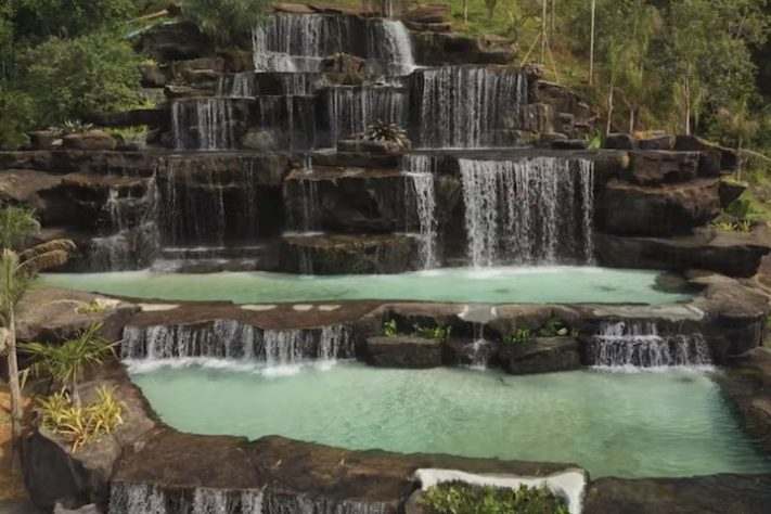 Empresário constrói cachoeira artificial feita de garrafa PET no Rio de Janeiro - Reprodução/TV Globo