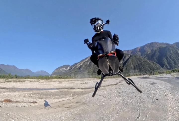 Ao contrário de helicópteros ou drones, a Airbike utiliza múltiplos motores a jato, o que reduz vibrações e garante um voo mais com maior estabilidade.
