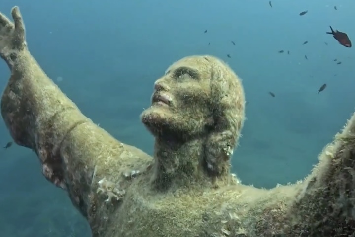 Instalada em 1954 por iniciativa do mergulhador Duilio Marcante, a obra é uma homenagem às pessoas que morreram no mar.