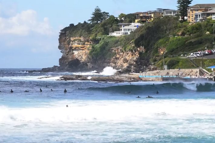 Praia de Dee Why, Sydney, Austrália - Reprodução/YouTube