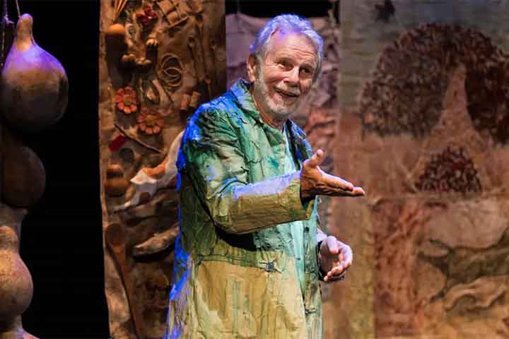 Jonas Bloch segue bastante ativo na profissão. Atualmente, ele dirige, atua e assina a cenografia da peça “Delírio”, inspirada no escritor Manoel de Barros e que está em cartaz no Teatro Vannucci, no Rio de Janeiro.
