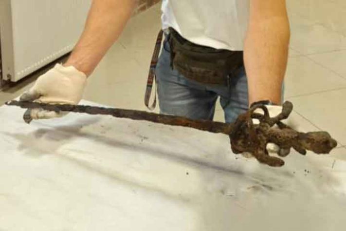 uma espada de rapieira do século XVII encontradano Rio Vístula. - Tesoouros do Palácio Real Polonês no rio Vístula e Varsóvia - Reprodução do X @TVPWorld_com
