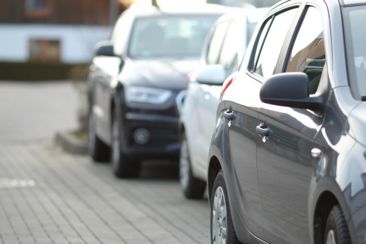 Carros estacionados - Freepik/wirestock