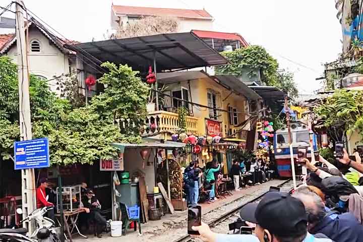 Há quem defenda que a atração revitalizou o bairro, transformando-o em um ponto vibrante e seguro, com cafés modernos que aproveitam a via decorada com lanternas.