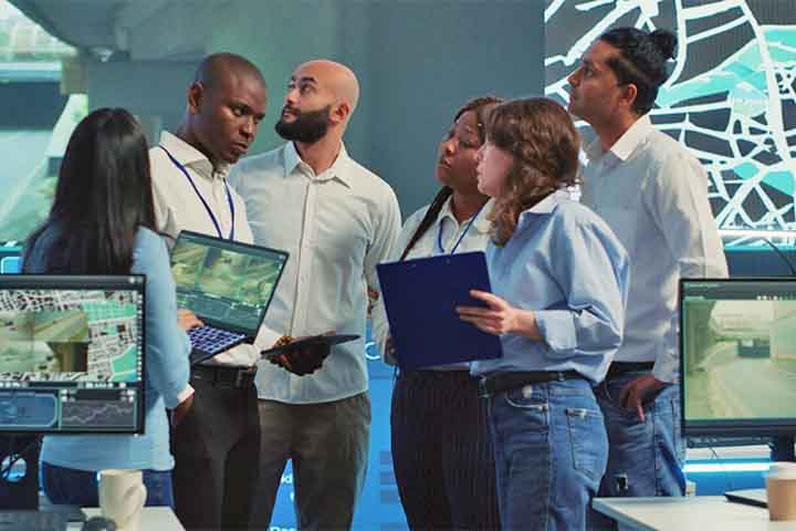 O mercado envolve universidades, centros de pesquisa e empresas privadas. A valorização da inovação tecnológica impulsiona a procura por esse profissional.
- Imagem Freepik