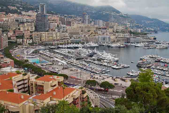 A cultura é bastante influenciada pela França, sendo o francês o idioma oficial, embora o italiano e o monegasco (um dialeto da língua lígure) também sejam falados.