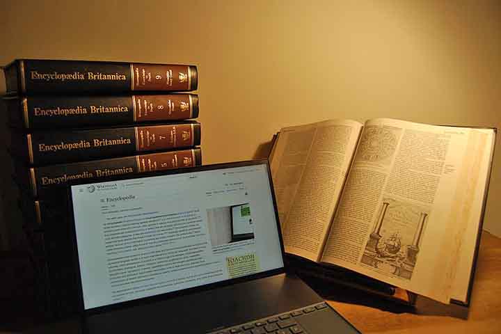 Hoje, as enciclopédias impressas são lembradas com certa nostalgia, como símbolos de uma época em que o conhecimento estava concentrado em volumes físicos cuidadosamente organizados. 
