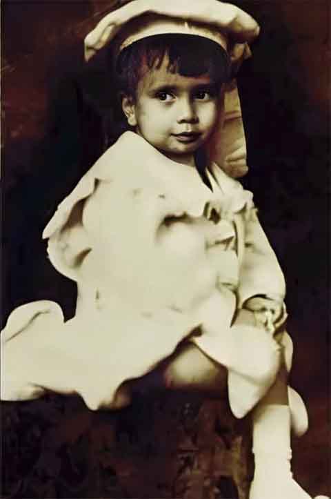 Mário de Miranda Quintana nasceu em Alegrete, no Rio Grande do Sul, em 30 de julho de 1906, e faleceu em Porto Alegre, no dia 5 de maio de 1994, aos 87 anos, vítima de insuficiência cardíaca e respiratória. Poeta, tradutor e jornalista, ele é considerado um dos principais expoentes da segunda geração do modernismo brasileiro. 
