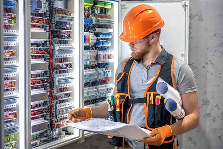 Engenheiros eletricistas, eletrônicos e afins – R$ 9.489 – graduação em Engenharia Elétrica ou Eletrônica (5 anos). Atuam no desenvolvimento de circuitos e sistemas de energia.
-Imagem Freepik