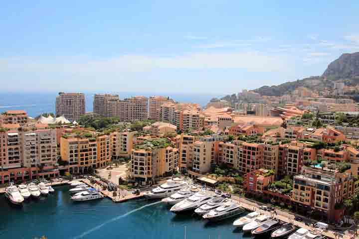 O distrito mais famoso é Monte Carlo, centro da vida glamorosa do principado, com cassinos, hotéis sofisticados, restaurantes estrelados e o renomado circuito urbano de Fórmula 1.