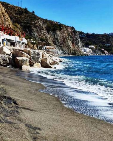 praia de Le Fumarole - Ischia, é uma comuna italiana da região da Campânia, província de Nápoles - Reprodução de Instagram