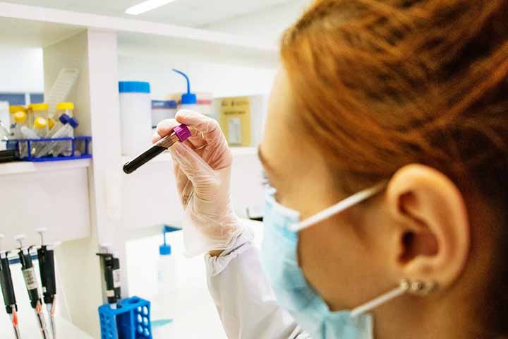 <p>O tratamento depende do subtipo da doença, idade do paciente e condições de saúde associadas. Há opções por quimioterapia, terapias-alvo, transplante de medula óssea e terapias de suporte, que incluem transfusões de sangue, antibióticos e medicamentos de controle.</p>
