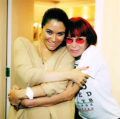 O álbum, que também trazia duas canções de Rita Lee - “Agora Só Falta Você” e “Pagu” -, vendeu mais de 1 milhão de cópias. 
