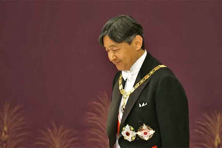 Naruhito ascendeu ao trono em 2019, após a abdicação de seu pai, o imperador Akihito, que foi o primeiro monarca japonês a renunciar ao trono em mais de dois séculos. 

