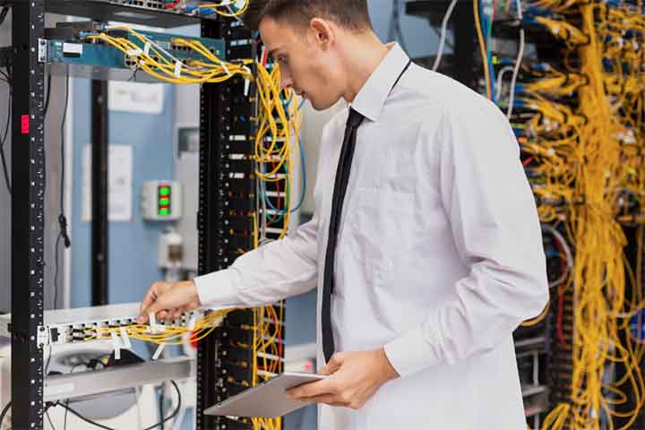 O mercado inclui telecomunicações, energia e infraestrutura, com atuação em empresas de serviços, concessionárias e indústrias. A expansão do setor elétrico mantém a demanda aquecida.- - Imagem Freepik