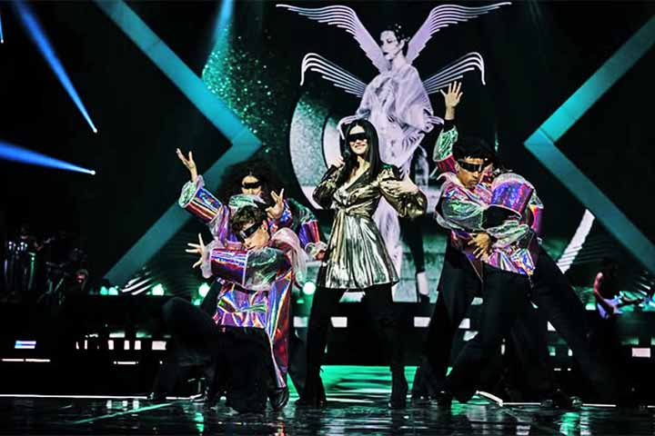 Outro marco foi o álbum de comemoração dos 20 anos de carreira, “20 – The Greatest Hits”, em 2013, que reuniu sucessos antigos regravados e canções inéditas, com participações especiais de artistas como Kylie Minogue, Ivete Sangalo, Andrea Bocelli e outros. 
