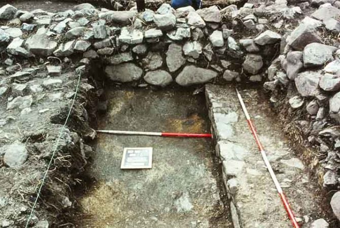 Pesquisa arqueológica revela castelo real ‘esquecido’ na Escócia