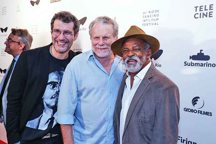 Além de atuar, Bloch já esteve envolvido com ensino, trabalhando como professor em cursos de interpretação em universidades, o que reforça seu papel como referência para gerações seguintes.
