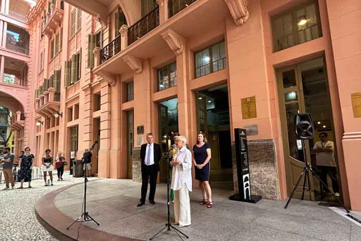 O espaço também oferece obras completas de Érico Veríssimo e Mario Quintana, literatura contemporânea nacional e internacional e títulos exigidos nos vestibulares da UFRGS. 
