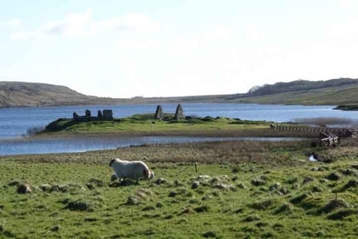 Castelo real esquecido na Escócia na Ilha Finlaggan - Otter/wikimédia Commons