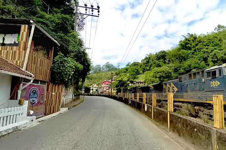 Este apelido é fruto da cobertura vegetal preservada, que alcança 56,4% de Mata Atlântica. A cidade, então, se insere em um corredor ecológico que conecta o Parque Estadual da Serra do Tinguá à Serra da Bocaina, que abriga biodiversidade única.