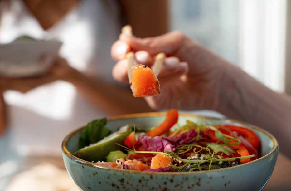 Entre os pilares do processo, está a alimentação equilibrada. Nesse sentido, o foco não é fechar a boca e passar fome e restrições, mas sim comer de forma inteligente, com mais proteínas magras, fibras e vegetais. 