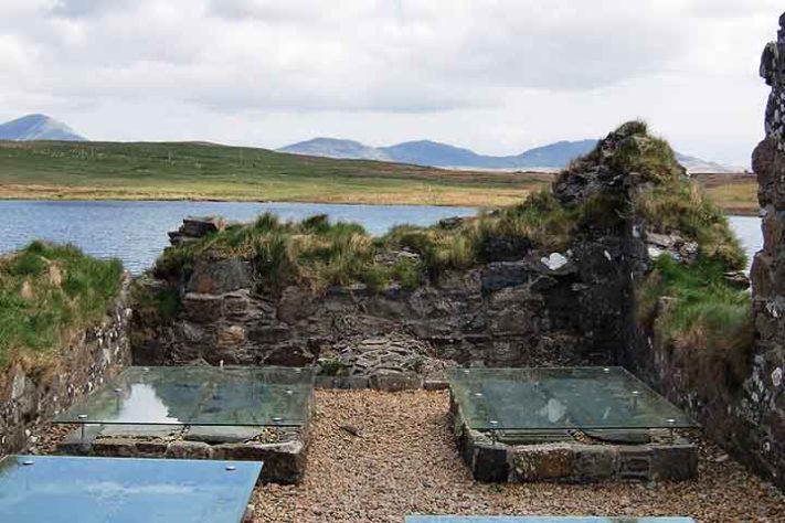 Castelo real esquecido na Escócia na Ilha Finlaggan - W. L. Tarbert /wikimédia Commons
