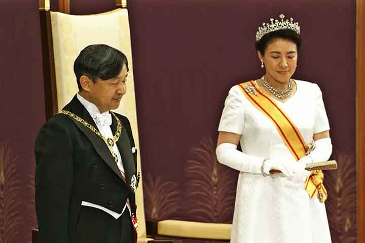 O imperador representa tradições culturais e realiza rituais cerimoniais, mas as decisões governamentais ficam a cargo do Parlamento e do Primeiro-Ministro.
