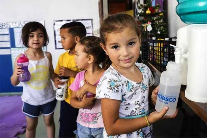 Riscos do plástico BPA para a saúde das crianças