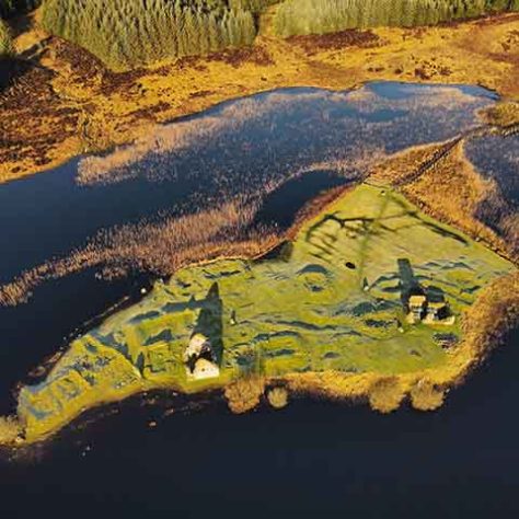 Castelo real esquecido na Escócia na Ilha Finlaggan- Reprodução do X @islay_taxis
