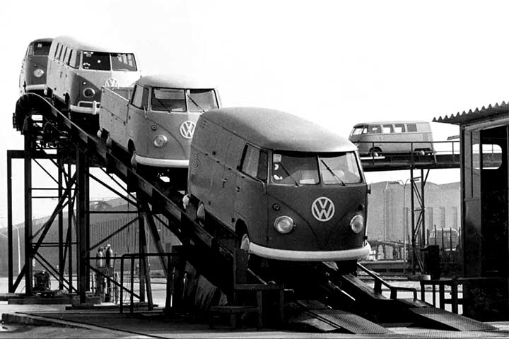 Antes mesmo disso, a Kombi já era conhecida dos brasileiros. A sua importação começou em 1950, desembarcando no Porto de Santos.
