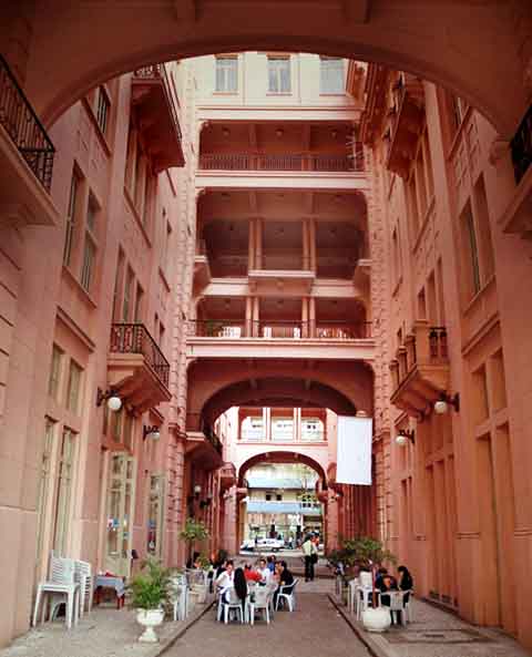 A campanha de aniversário, intitulada “Viva a casa de todas as culturas”, destacou tanto a revitalização de espaços quanto a oficialização de mudanças na direção e o lançamento de uma programação cultural gratuita para a comunidade.
