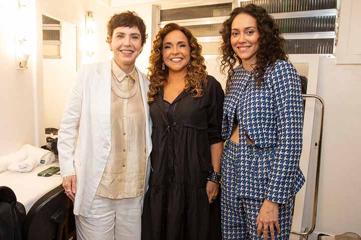 Com a colaboração do artista visual e plástico, cenógrafo e diretor Gringo Cardia, Daniela gravou 16 clipes musicais em 16 horas seguidas com 17 estéticas diferentes, incluindo cabelo e maquiagem, além de interpretações da cantora. 