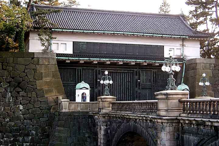 A residência oficial do Imperador e da Imperatriz é o Palácio Imperial, que fica no distrito de Chiyoda, em Tóquio. 