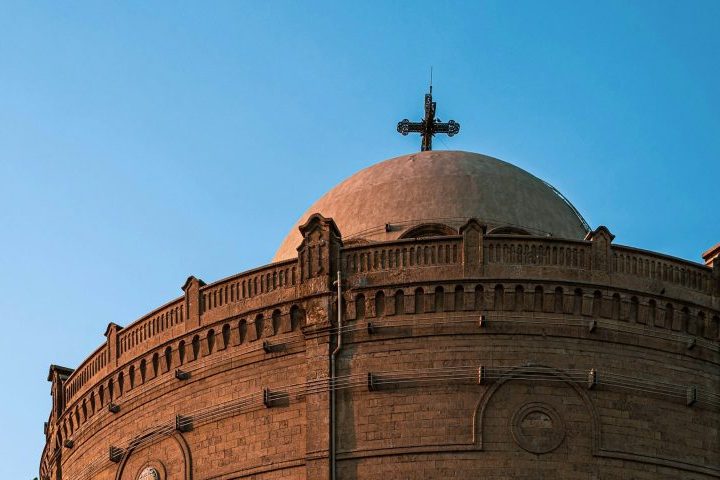 A arte copta é marcada por murais, ícones e arquitetura de igrejas e mosteiros, mesclando elementos egípcios, helenísticos e cristãos.