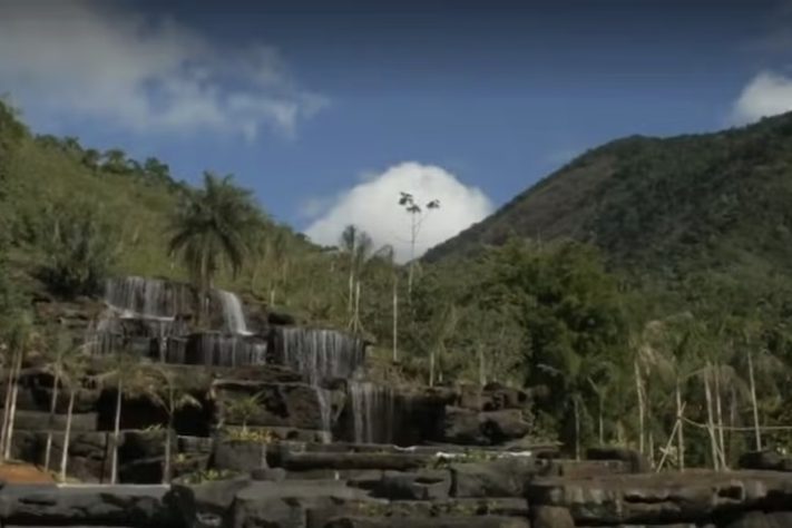 Empresário constrói cachoeira artificial feita de garrafa PET no Rio de Janeiro - Reprodução/TV Globo
