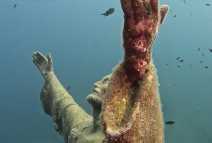 Estátua de Jesus Cristo submersa na costa da Itália - Reprodução