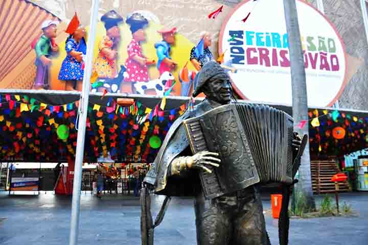 A feira estÃ¡ Localizado no bairro de SÃ£o CristÃ³vÃ£o com fÃ¡cil acesso por transporte pÃºblico - ÃŽnibus, metro, com algum deslocamento, e trem.

