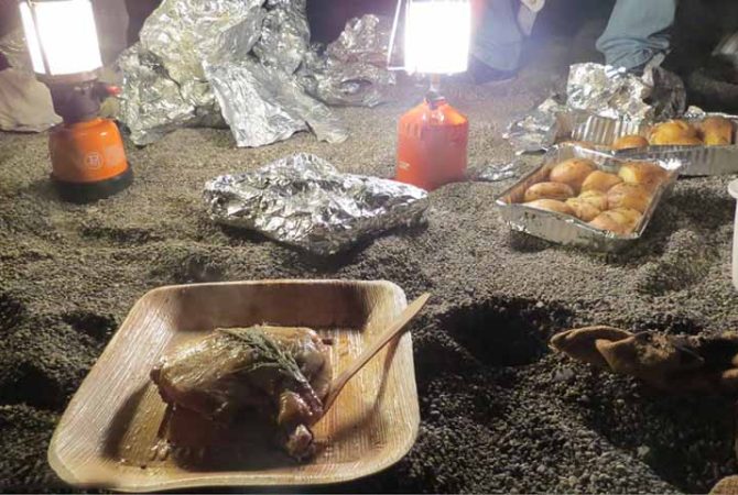 Moradores aproveitam areias ferventes de ilha vulcânica da Itália para fazer comida ao ar livre