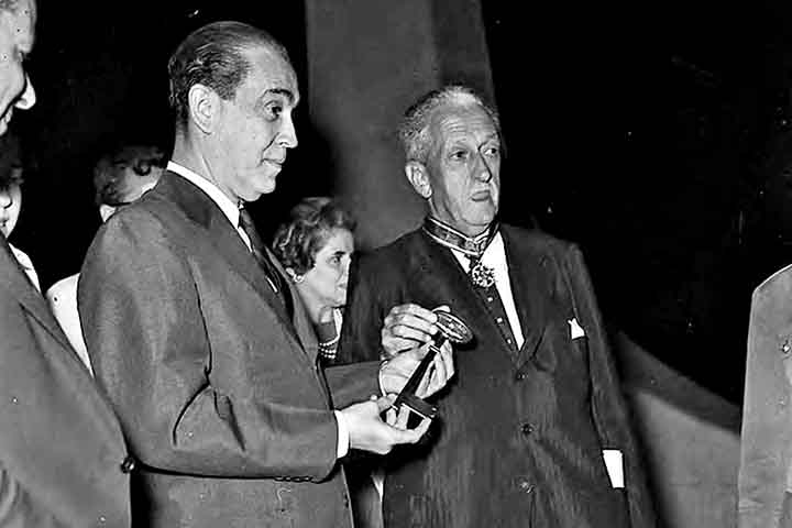 Após o golpe militar de 1964, Juscelino, que tinha planos de voltar a concorrer à presidência militar, teve seus direitos políticos cassados, perdendo o mandato de senador por Goiás.
