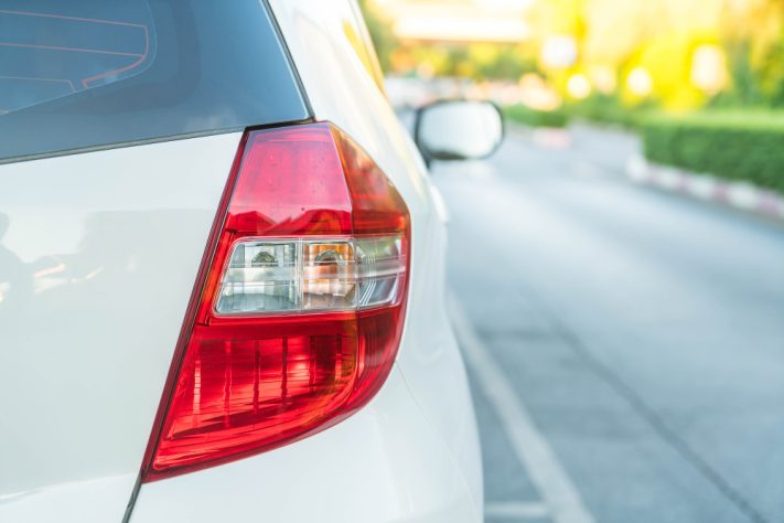 Carro branco estacionado - Freepik/topntp26