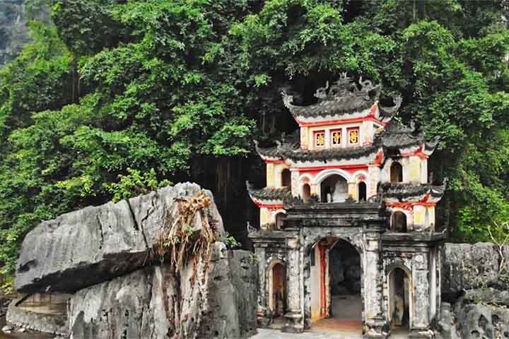 Localizada às margens do Rio Vermelho, no norte do país, Hanói mistura tradição e modernidade em sua arquitetura, cultura e cotidiano.