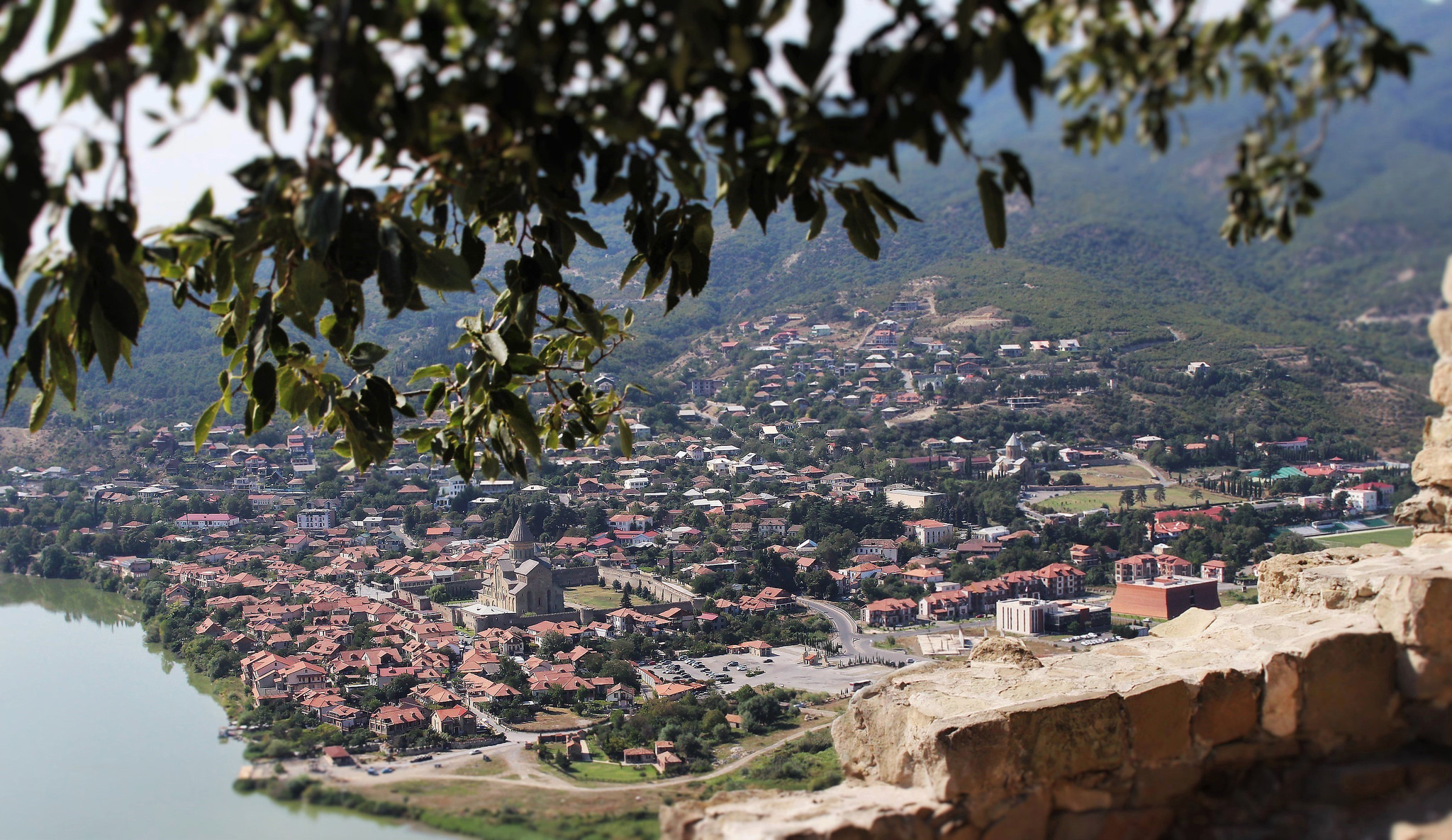 Outro é a antiga  capital Mtskheta, localizada na confluência dos rios Aragvi e Kura. Tem cerca de 7 mil habitantes.